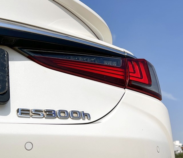 Second-hand 2019 Lexus ES 300h for sale in New Delhi-26