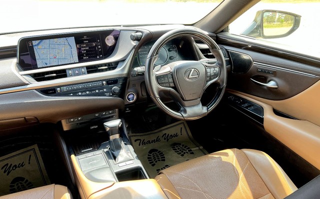 Second-hand 2019 Lexus ES 300h for sale in New Delhi-9