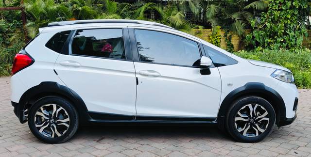 https://images10.gaadi.com/usedcar_image/UP1A.231005.007/original/3c17784a-f7bc-420f-afa1-374ac59e694a.jpg?imwidth=6401