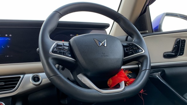 Second-hand 2023 Mahindra XUV700 AX7 7Str AT for sale in New Delhi-11