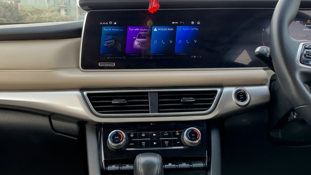 Second-hand 2023 Mahindra XUV700 AX7 7Str AT for sale in New Delhi-15