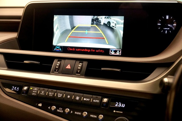 Second-hand 2019 Lexus ES 300h for sale in New Delhi-17