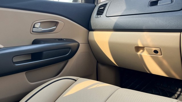 Second-hand 2021 Kia Carnival Premium for sale in New Delhi-27