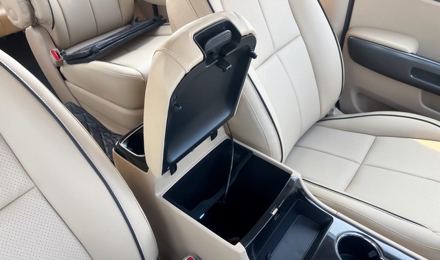 Second-hand 2021 Kia Carnival Premium for sale in New Delhi-25