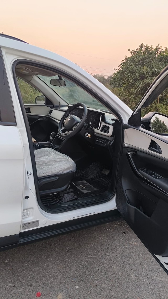 Second-hand 2023 Mahindra XUV700 AX5 7 Str Diesel AT for sale in New Delhi-18