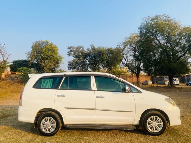Second-hand 2009 Toyota Innova 2.5 E for sale in Ahmedabad-1