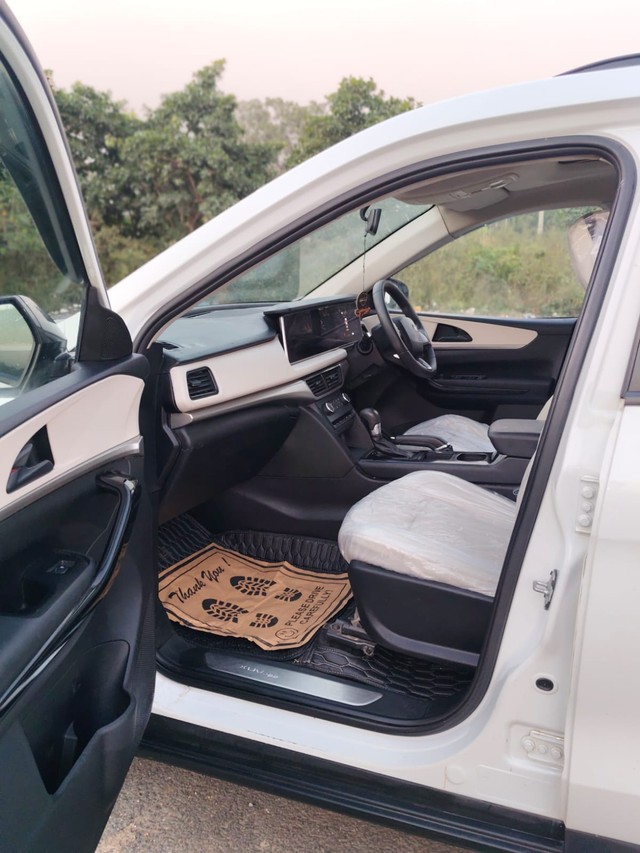 Second-hand 2023 Mahindra XUV700 AX5 7 Str Diesel AT for sale in New Delhi-9