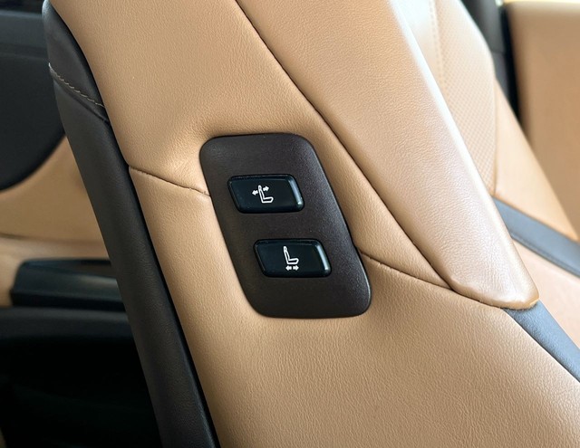 Second-hand 2019 Lexus ES 300h for sale in New Delhi-18