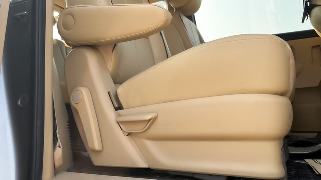 Second-hand 2021 Kia Carnival Premium for sale in New Delhi-24