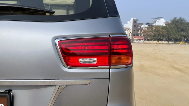 Second-hand 2021 Kia Carnival Premium for sale in New Delhi-36