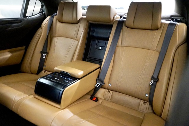 Second-hand 2019 Lexus ES 300h for sale in New Delhi-21