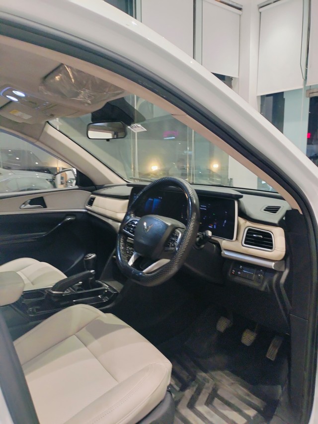 Second-hand 2022 Mahindra XUV700 AX7 Diesel BSVI for sale in Jaipur-4