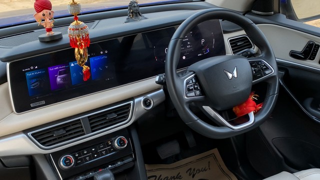 Second-hand 2023 Mahindra XUV700 AX7 7Str AT for sale in New Delhi-9