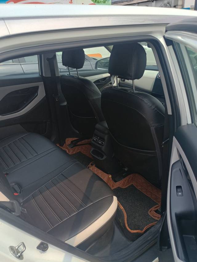 https://images10.gaadi.com/usedcar_image/UP1A.231005.007/original/a2f5f808-fd64-4ab8-8bb6-2ce797318672.jpg?imwidth=6401