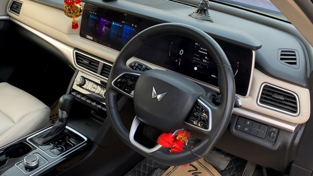 Second-hand 2023 Mahindra XUV700 AX7 7Str AT for sale in New Delhi-10