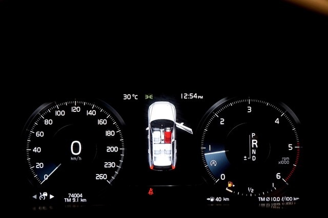 Second-hand 2018 Volvo XC60 Inscription D5 BSIV for sale in New Delhi-4