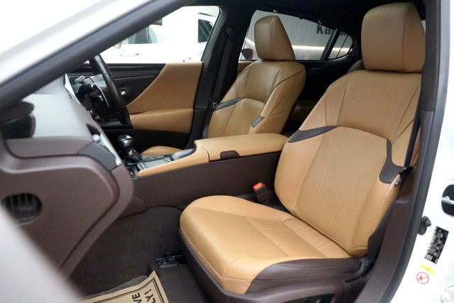 Second-hand 2019 Lexus ES 300h for sale in New Delhi-18