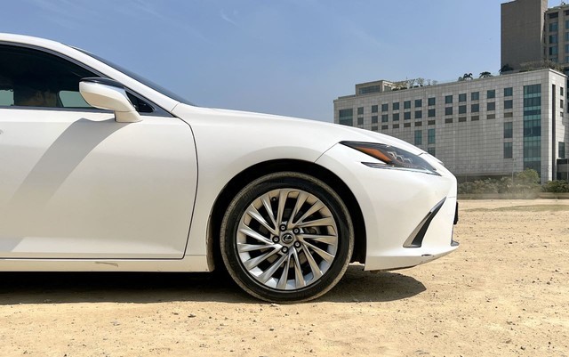 Second-hand 2019 Lexus ES 300h for sale in New Delhi-29