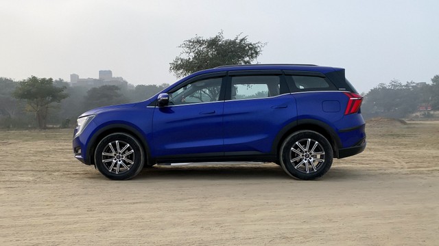 Second-hand 2023 Mahindra XUV700 AX7 7Str AT for sale in New Delhi-3