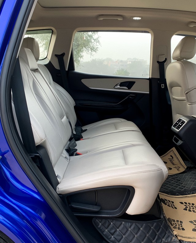 Second-hand 2023 Mahindra XUV700 AX7 7Str AT for sale in New Delhi-8