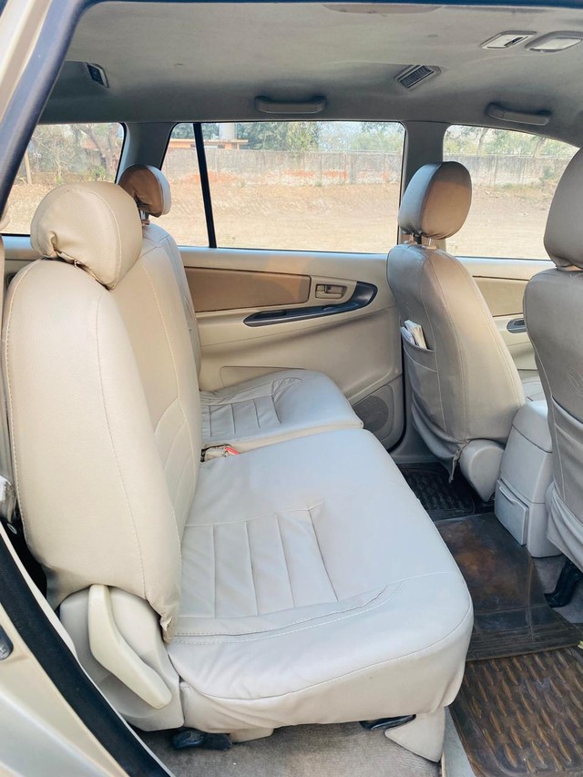 Second-hand 2010 Toyota Innova 2.5 E for sale in Ahmedabad-5