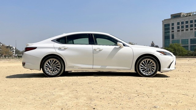 Second-hand 2019 Lexus ES 300h for sale in New Delhi-1