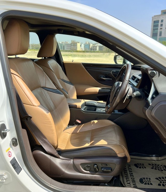 Second-hand 2019 Lexus ES 300h for sale in New Delhi-4