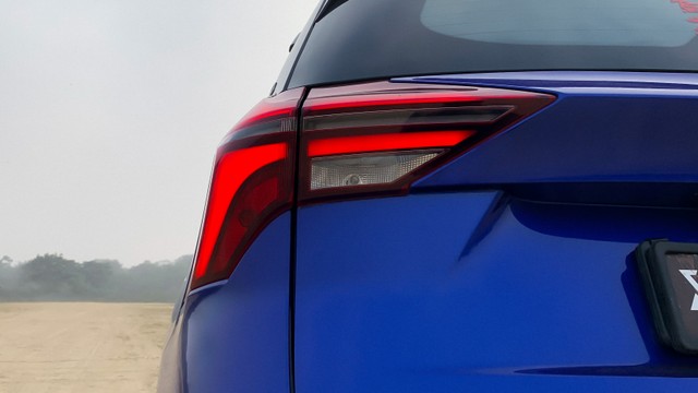 Second-hand 2023 Mahindra XUV700 AX7 7Str AT for sale in New Delhi-31