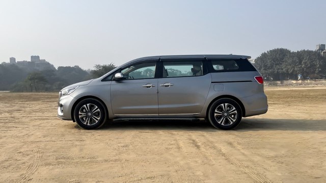 Second-hand 2021 Kia Carnival Premium for sale in New Delhi-4