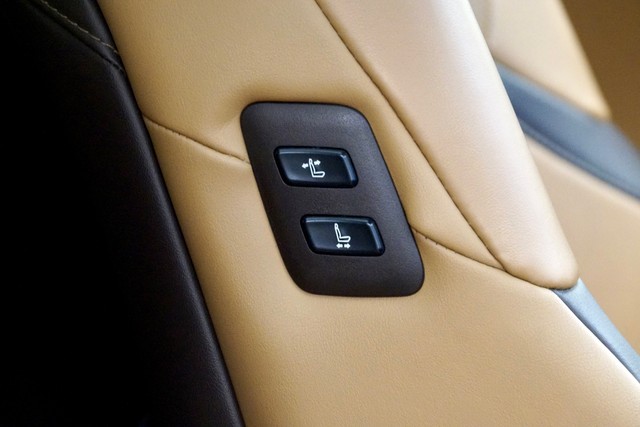 Second-hand 2019 Lexus ES 300h for sale in New Delhi-20