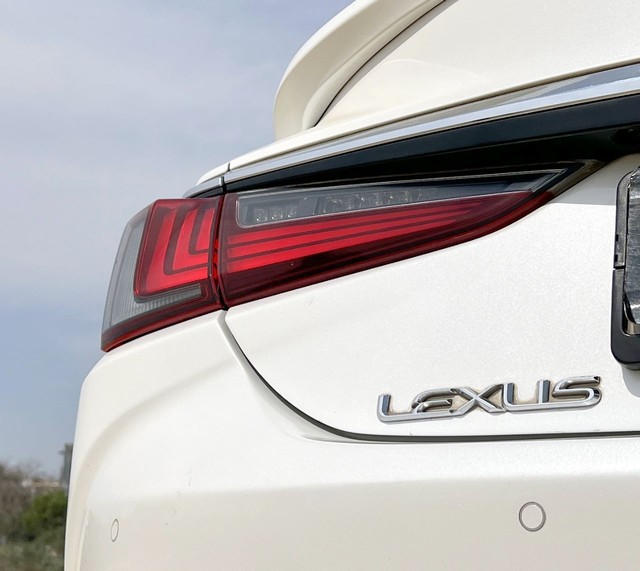 Second-hand 2019 Lexus ES 300h for sale in New Delhi-25