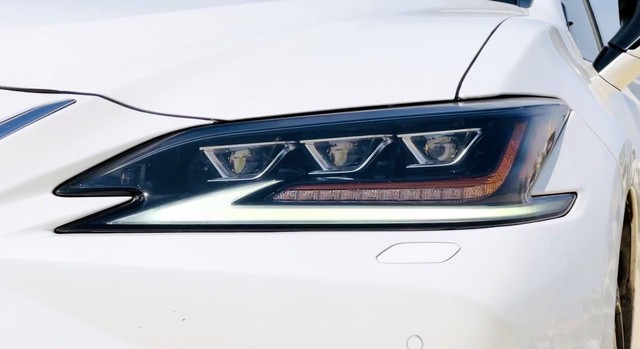 Second-hand 2019 Lexus ES 300h for sale in New Delhi-27