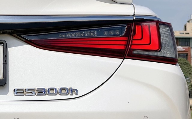 Second-hand 2019 Lexus ES 300h for sale in New Delhi-23