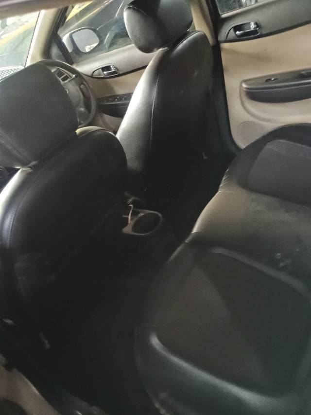 https://images10.gaadi.com/usedcar_image/UP1A.231005.007/original/ddc083bb-8384-435e-ae75-83d0bf473b1f.jpg?imwidth=6402