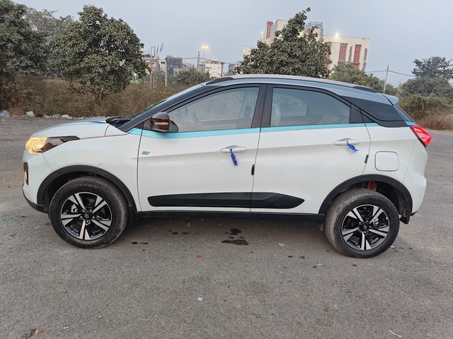 Second-hand 2023 Tata Nexon EV XZ Plus LUX for sale in New Delhi-3