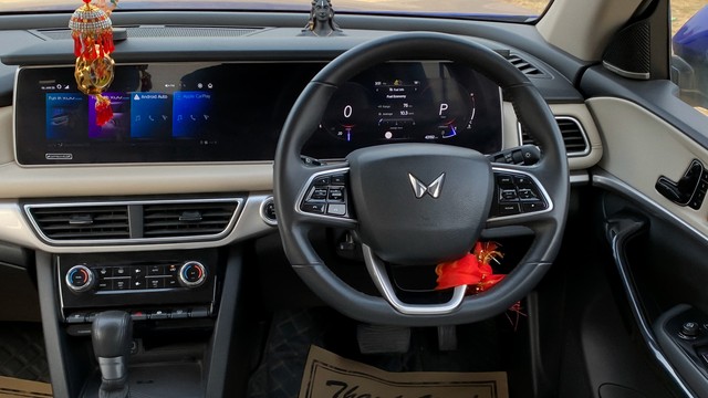 Second-hand 2023 Mahindra XUV700 AX7 7Str AT for sale in New Delhi-12