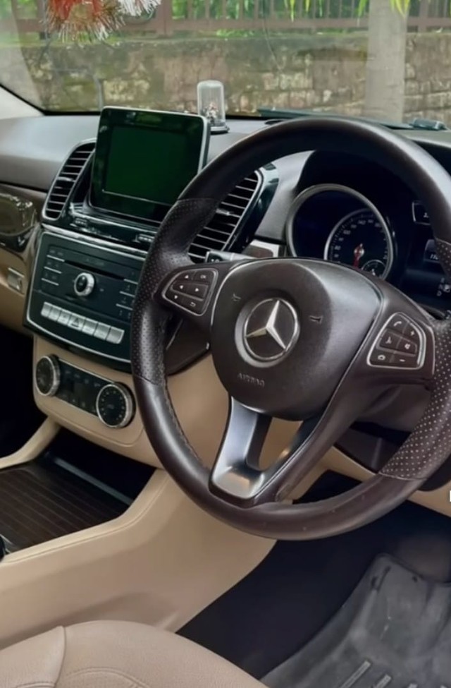 Second-hand 2016 Mercedes-Benz GLE 250d for sale in New Delhi-3