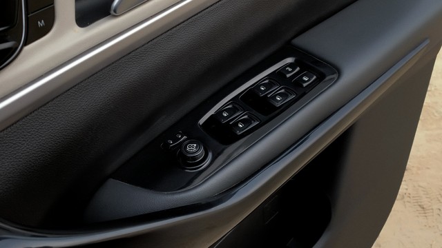 Second-hand 2023 Mahindra XUV700 AX7 7Str AT for sale in New Delhi-23