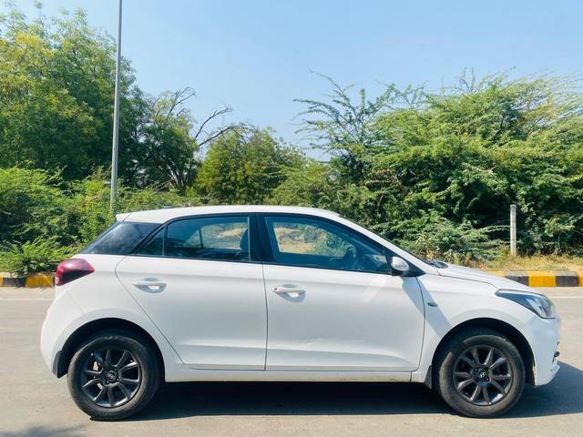 https://images10.gaadi.com/usedcar_image/UP1A.231005.007/original/fb45d76a-4016-43f1-b79d-ad633fceb752.jpg?imwidth=6401