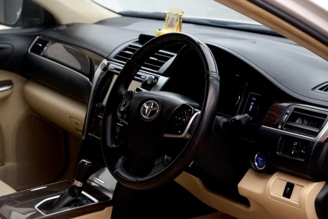 Second-hand 2017 Toyota Camry Hybrid for sale in New Delhi-8