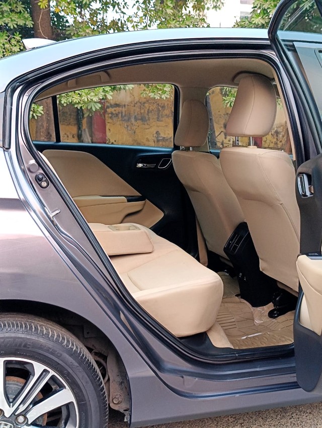 Second-hand 2019 Honda City i-VTEC CVT V for sale in New Delhi-16