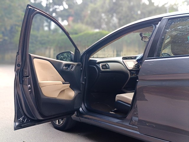 Second-hand 2019 Honda City i-VTEC CVT V for sale in New Delhi-19