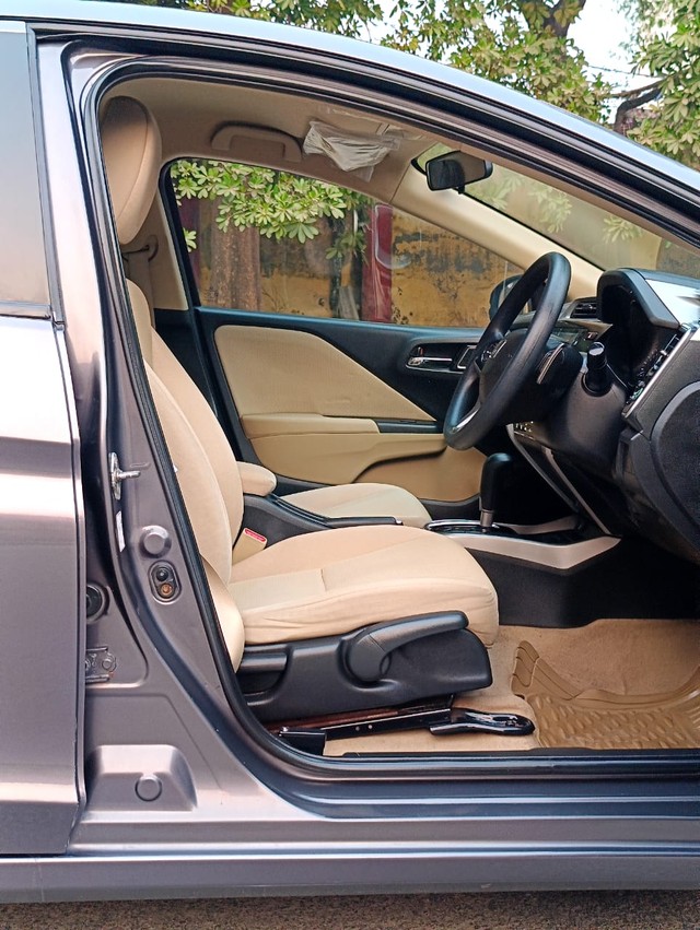 Second-hand 2019 Honda City i-VTEC CVT V for sale in New Delhi-14