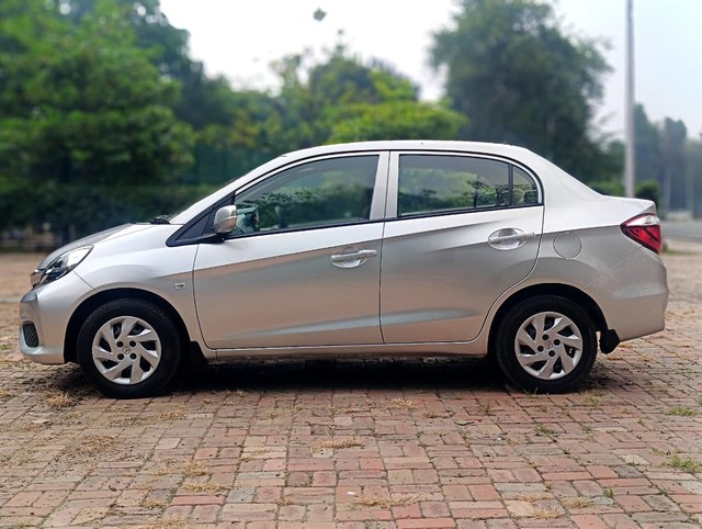 Second-hand 2017 Honda Amaze E i-VTEC for sale in New Delhi-3