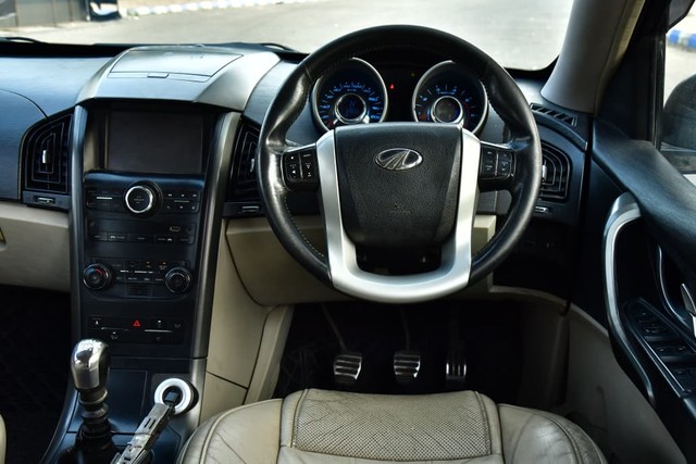 Second-hand 2017 Mahindra XUV500 R W10 FWD for sale in Kolkata-10