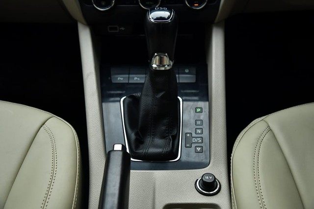 Skoda Octavia 1.8 TSI AT L K Second-hand 2018 Skoda Octavia 1.8 TSI AT L K for sale in Kolkata-13