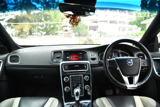 Second-hand 2017 Volvo S60 Cross Country D4 AWD BSIV for sale in Kolkata-16