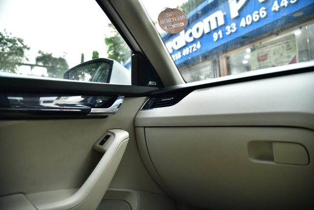 Skoda Octavia 1.8 TSI AT L K Second-hand 2018 Skoda Octavia 1.8 TSI AT L K for sale in Kolkata-17