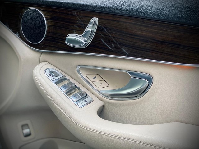 Second-hand 2017 Mercedes-Benz C-Class C 220 CDI Avantgarde for sale in Pune-17