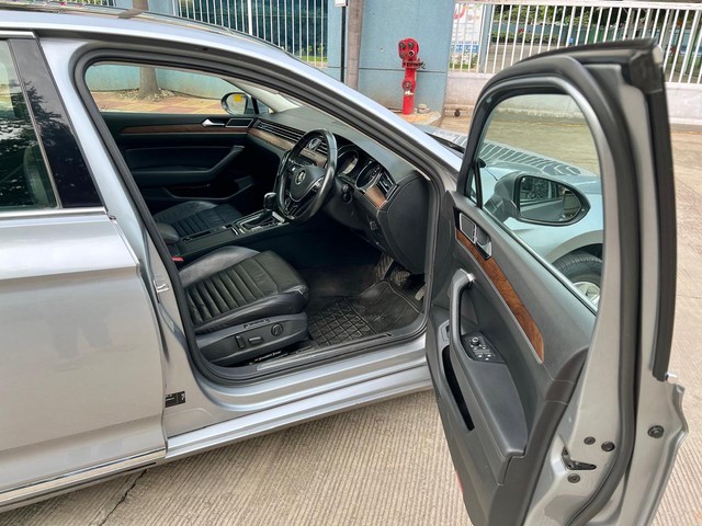 Second-hand 2019 Volkswagen Passat 2.0 TDI AT Highline for sale in Pune-12